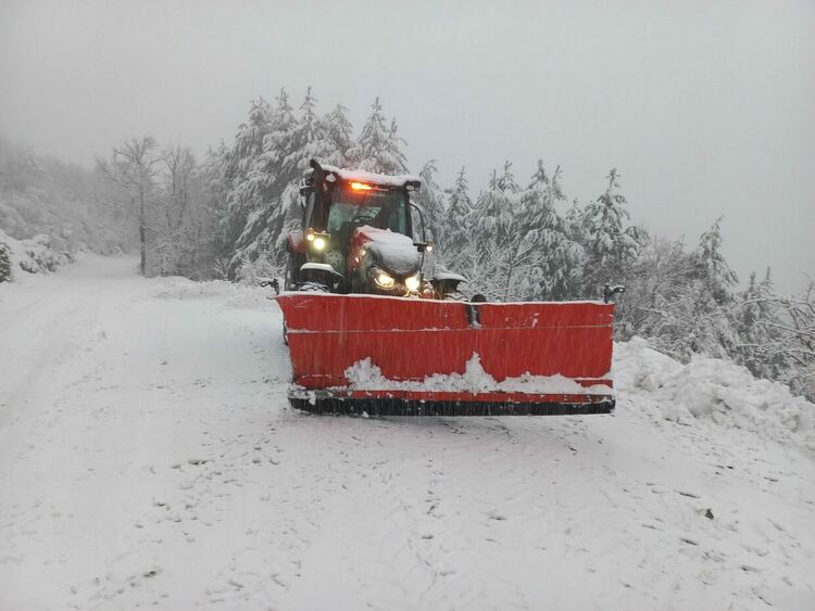 Четири машини чистят снега по високите асеновградски села