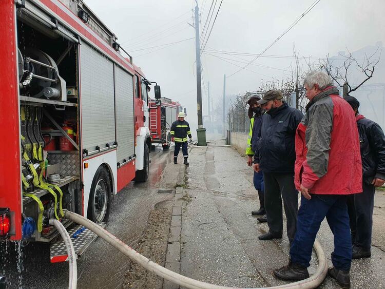 Заради пожар е затворена част от Цариградския път в Дебър