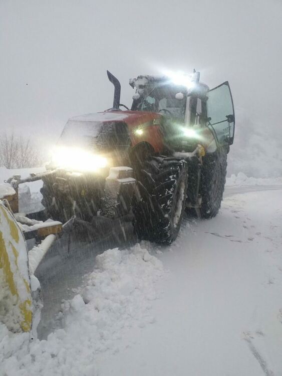 Четири машини чистят снега по високите асеновградски села