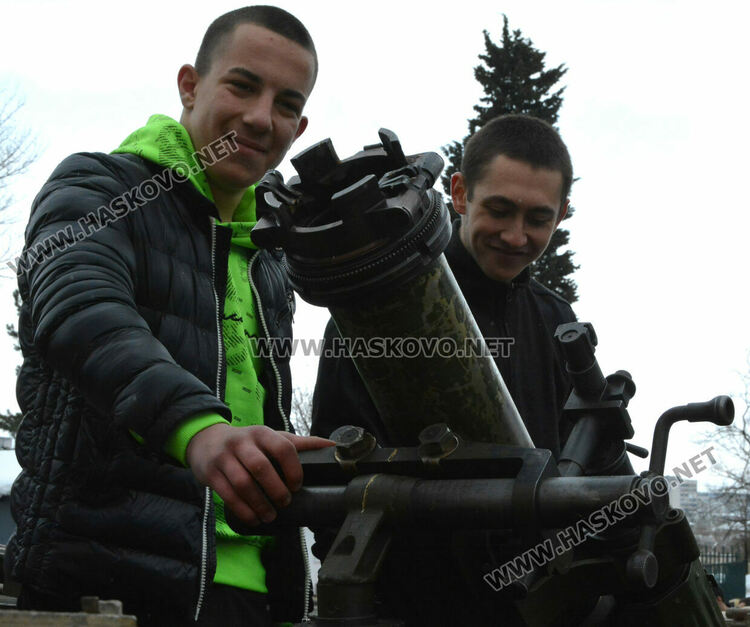 Силен интерес към военното въоръжение и техника в Хасково