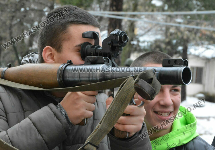 Силен интерес към военното въоръжение и техника в Хасково