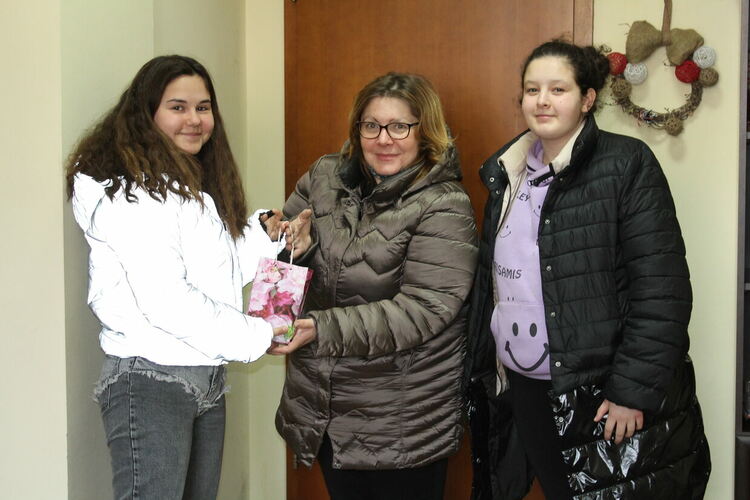 Деца  дариха по сметката на Гого средствата, събрани от мартенски безар