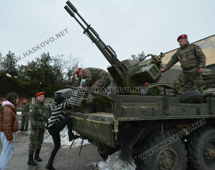Силен интерес към военното въоръжение и техника в Хасково