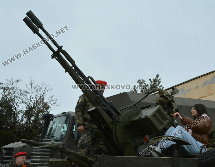 Силен интерес към военното въоръжение и техника в Хасково