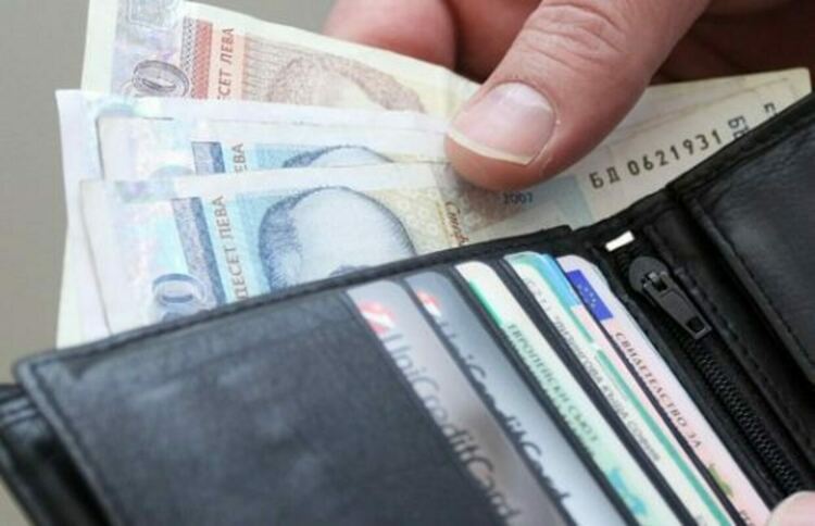 Пиян задигна чантичка със 150 лева, скрита под дюшек в къща