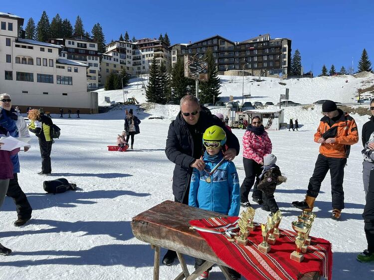 Зимният празник събра скиорите от Първомай в Пампорово
