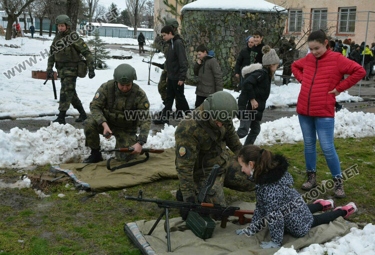 Силен интерес към военното въоръжение и техника в Хасково