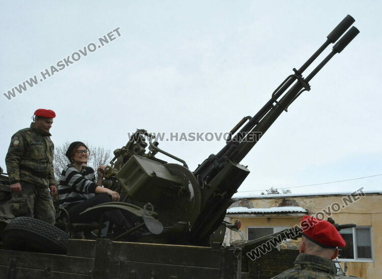 Силен интерес към военното въоръжение и техника в Хасково