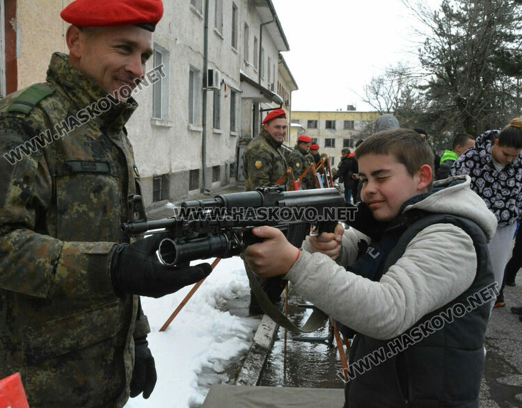 Силен интерес към военното въоръжение и техника в Хасково
