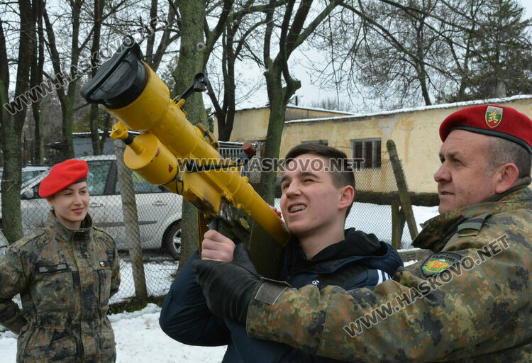 Силен интерес към военното въоръжение и техника в Хасково