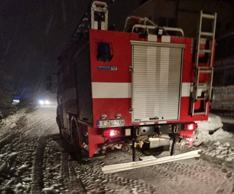 Снегът събори дървета и скъса кабели в Хасково