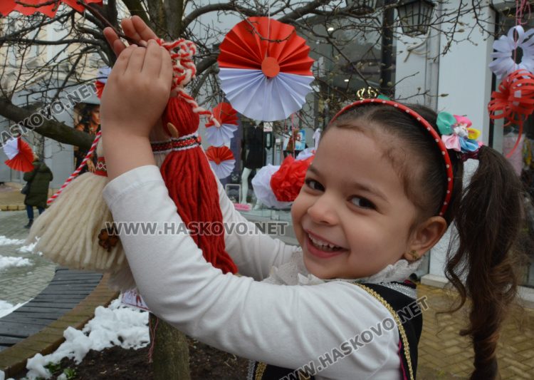 Украсиха дърветата в центъра на Хасково, дойде и Баба Марта