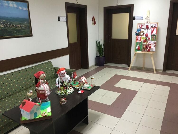 Деца от приемни семейства закичиха кмета на Момчилград с мартеници