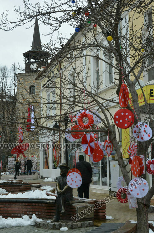 Украсиха дърветата в центъра на Хасково, дойде и Баба Марта