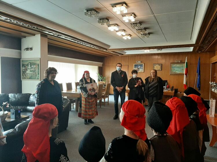 Талантливи деца от ДГ „Слънце“ внесоха празнично настроение в Община Смолян на Баба Марта  