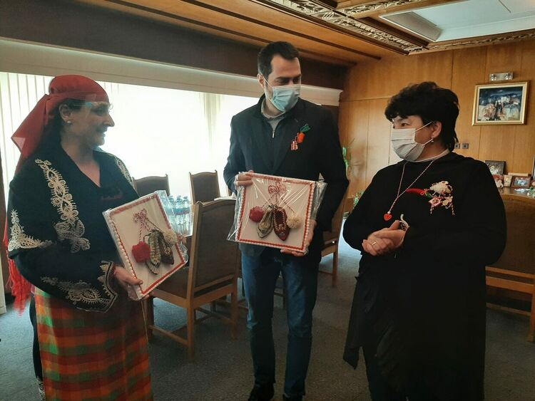 Талантливи деца от ДГ „Слънце“ внесоха празнично настроение в Община Смолян на Баба Марта  