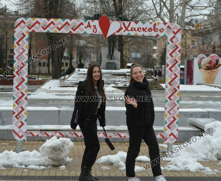 Украсиха дърветата в центъра на Хасково, дойде и Баба Марта