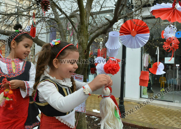 Украсиха дърветата в центъра на Хасково, дойде и Баба Марта