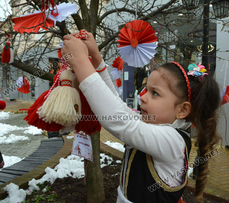 Украсиха дърветата в центъра на Хасково, дойде и Баба Марта