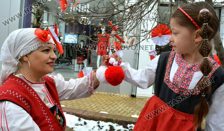 Украсиха дърветата в центъра на Хасково, дойде и Баба Марта