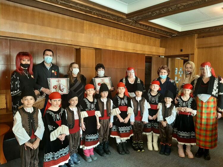 Талантливи деца от ДГ „Слънце“ внесоха празнично настроение в Община Смолян на Баба Марта  