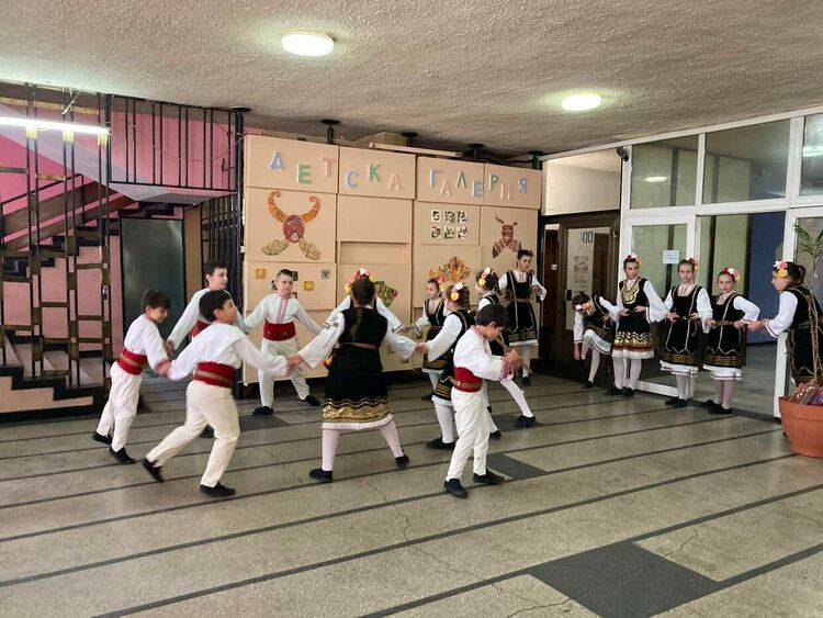 Празник с кауза организираха ДЮТ „Мускетарите“ при ЦПЛР-ОДК Перник по случай първи март