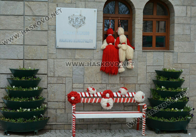 Украсиха дърветата в центъра на Хасково, дойде и Баба Марта