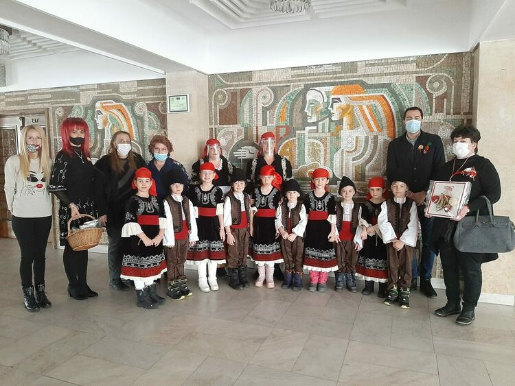 Талантливи деца от ДГ „Слънце“ внесоха празнично настроение в Община Смолян на Баба Марта  