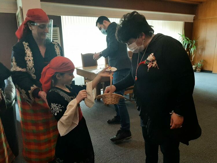 Талантливи деца от ДГ „Слънце“ внесоха празнично настроение в Община Смолян на Баба Марта  