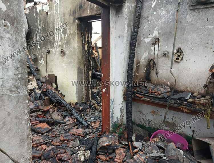 С опасност за живота е пострадалата при пожар жена 