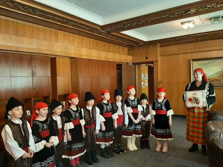 Талантливи деца от ДГ „Слънце“ внесоха празнично настроение в Община Смолян на Баба Марта  