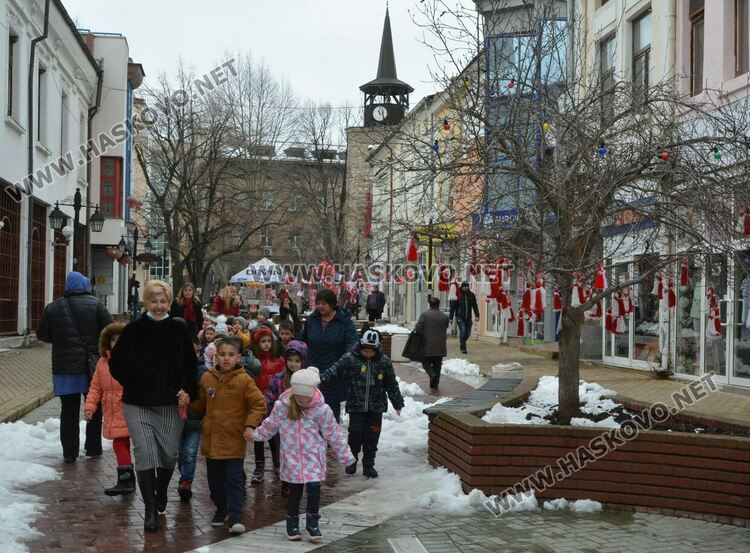 Украсиха дърветата в центъра на Хасково, дойде и Баба Марта