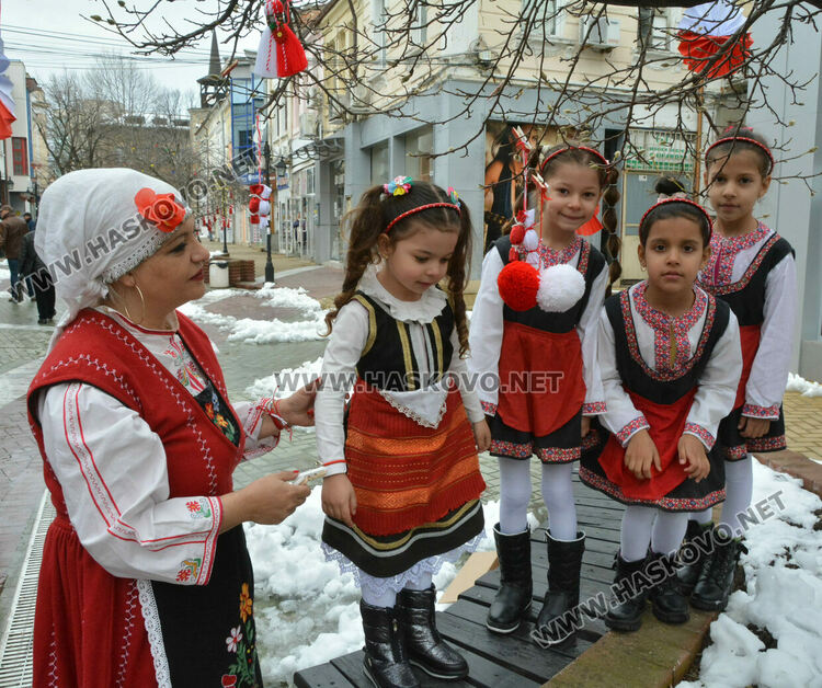 Украсиха дърветата в центъра на Хасково, дойде и Баба Марта