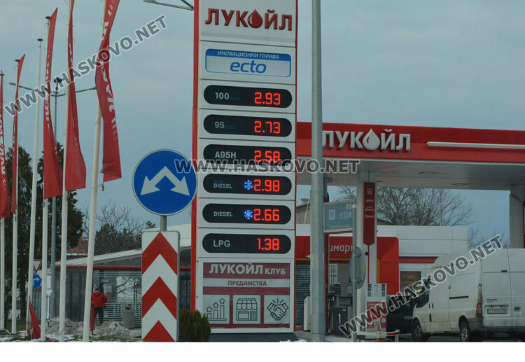 Бензин и дизел в Хасково над 3 лв./л, извиха се опашки пред бензиностанции