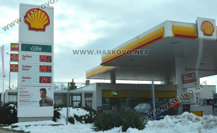 Бензин и дизел в Хасково над 3 лв./л, извиха се опашки пред бензиностанции