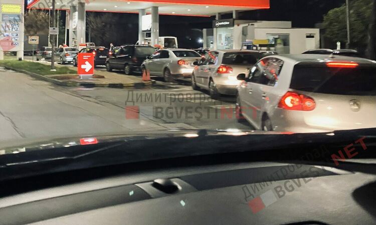 Огромни опашки за горива в Димитровград - литър дизел от 2,59 до 3,16лв. във вечерните часове