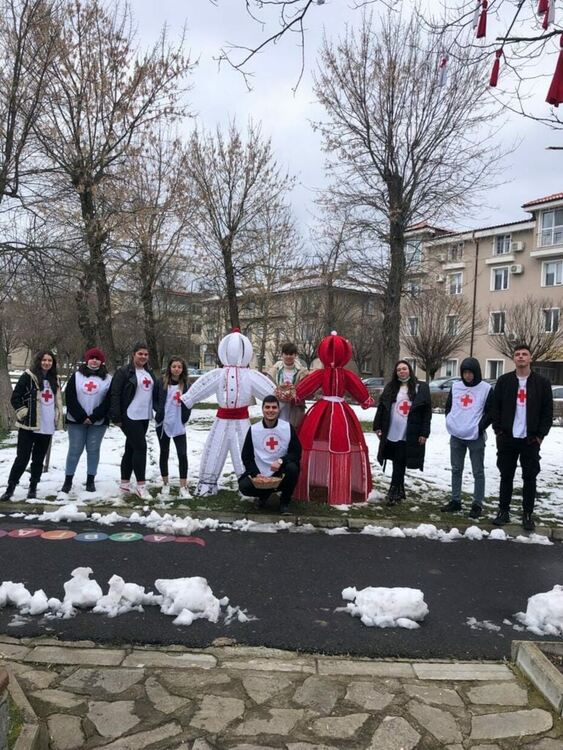 Доброволци от БМЧК с инициатива "Мартенички за здраве"