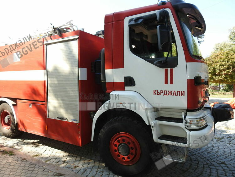 Фургон изгоря край Широко поле