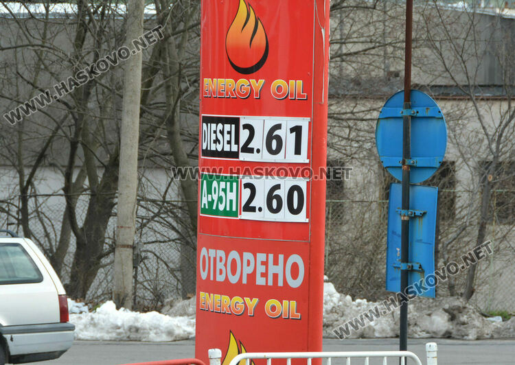 Бензин и дизел в Хасково над 3 лв./л, извиха се опашки пред бензиностанции