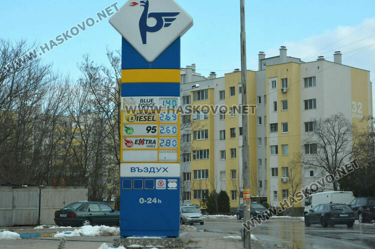 Бензин и дизел в Хасково над 3 лв./л, извиха се опашки пред бензиностанции