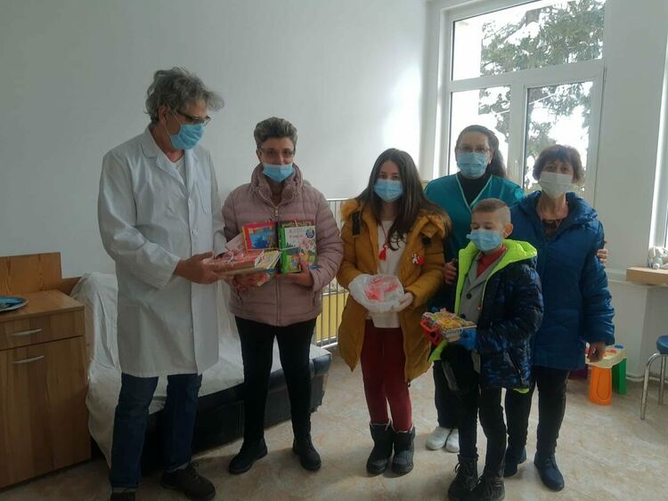 Книжки и мартенички получиха децата в детското отделение на Смолянската болница