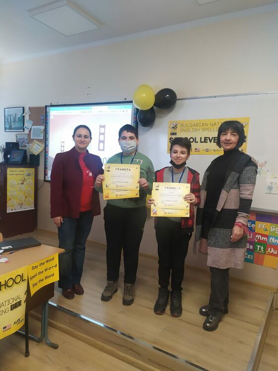 Константин Николов и Ивайло Динков ще представят училището си на областния кръг на Spelling Bee 2022