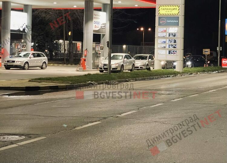 Огромни опашки за горива в Димитровград - литър дизел от 2,59 до 3,16лв. във вечерните часове