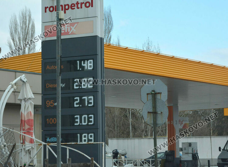 Бензин и дизел в Хасково над 3 лв./л, извиха се опашки пред бензиностанции