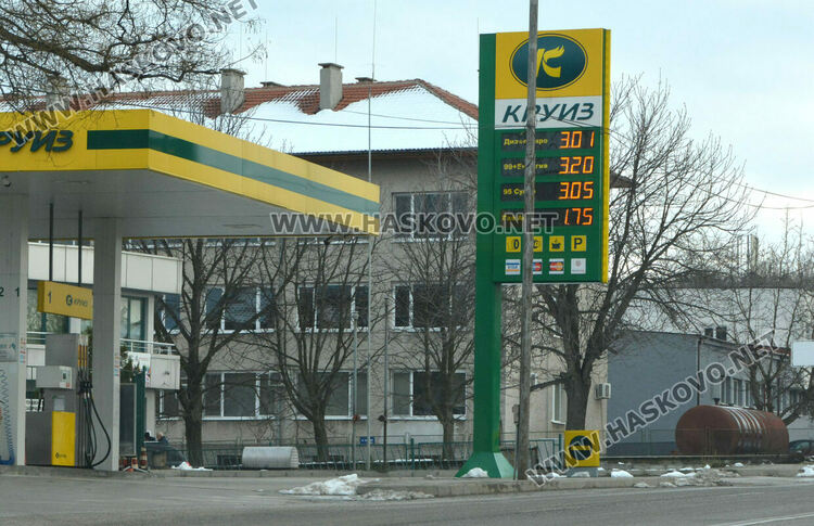 Бензин и дизел в Хасково над 3 лв./л, извиха се опашки пред бензиностанции