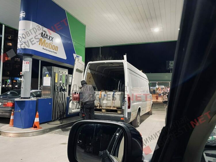 Огромни опашки за горива в Димитровград - литър дизел от 2,59 до 3,16лв. във вечерните часове