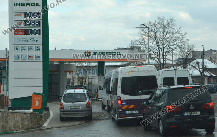 Бензин и дизел в Хасково над 3 лв./л, извиха се опашки пред бензиностанции