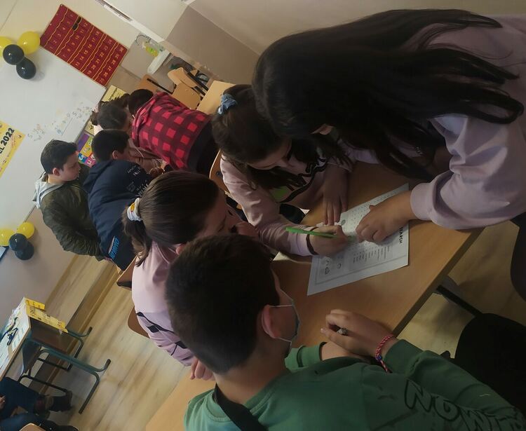 Константин Николов и Ивайло Динков ще представят училището си на областния кръг на Spelling Bee 2022