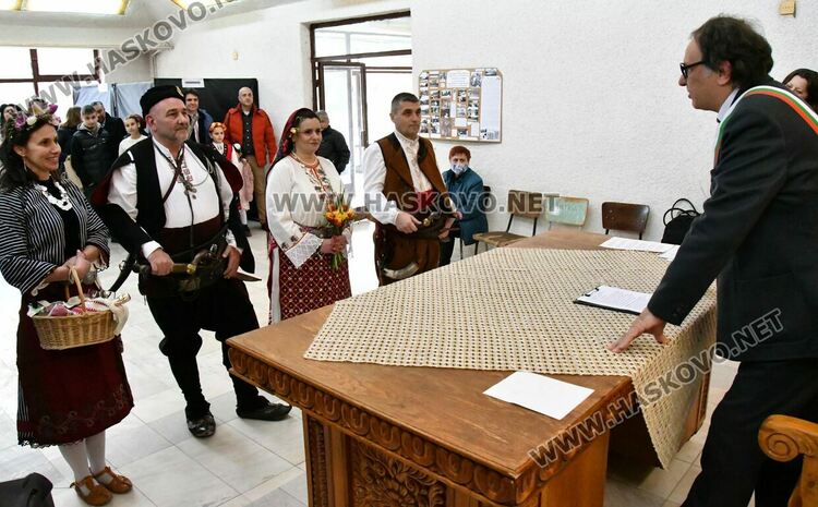 Три двойки се венчаха в народни носии на 3-ти март