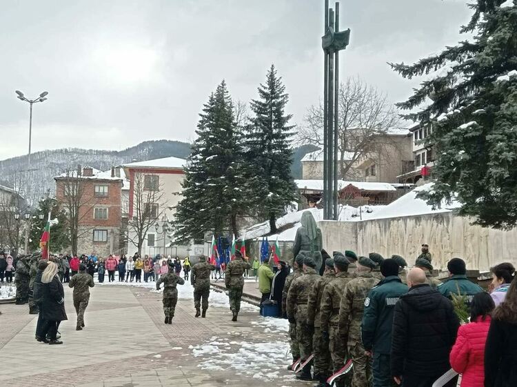 Без провокации, без руски или украински знамена  премина официалното честване на 3 март в Смолянско/галерия/